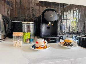 um balcão de cozinha com 2 chávenas e comodidades para preparar café em Bel appartement, Birds, Secteur Boinot - wifi, netflix em Niort