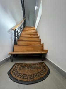特爾古穆列什的住宿－EVA's Rooms，木凳和地毯的楼梯