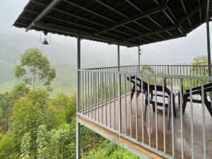 un banco sentado en un balcón con vistas en Nature Castle, en Kottakamboor