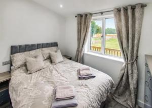 Un dormitorio con una cama grande y una ventana en Noahs Retreat, en Laceby