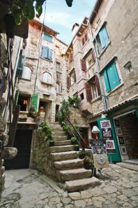 stary kamienny budynek ze schodami w alejce w obiekcie Casa Bachieri w Rovinj