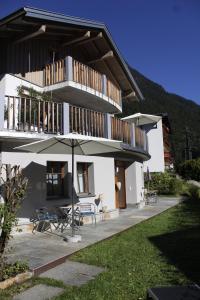 - un balcon avec des chaises et un parasol dans l'établissement Haus Schröcker, à Gaschurn