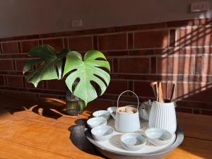 Příslušenství pro přípravu čaje a kávy v ubytování First Floor Inn Kinmen