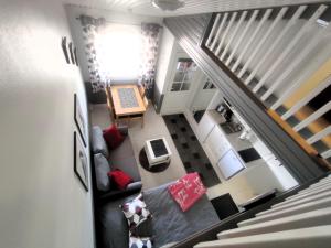 an overhead view of a living room with a staircase at Leviloma - 27m2 A - Levi huoneisto loma-asunto Levistar majoitus - Levi apartment Levistar accommodation in Levi