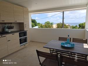 Köök või kööginurk majutusasutuses Nouveau Domaine de Mabouya vue mer et proximité plage