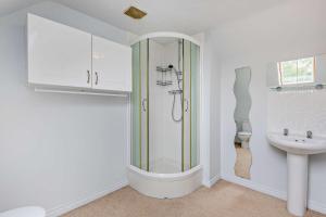 biała łazienka z prysznicem i umywalką w obiekcie Tall Trees. Luxury North Cotswold cottage w mieście Banbury +27 zdjęć