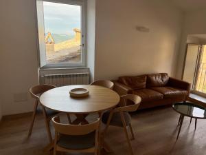 a living room with a table and a couch at Appartamento con terrazzo in Orvieto