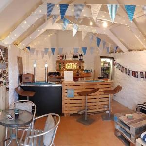 卡兰斯拓克Cornish Crantock Holiday Sandy Toes的有桌椅和酒吧的餐厅 更多51张照片