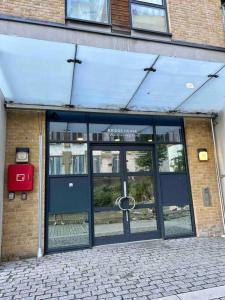 uma entrada para um edifício com uma grande porta de vidro em Lovely CroydonCentral apartment em Croydon