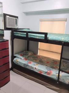 Ce dortoir comprend 2 lits superposés et une commode. dans l'établissement Near Manila Airport, MAILZ HOMEZ COZY 2 Bedroom Condo, Full Kitchen, Swimming Pool, WIFI, 4R, à Manille