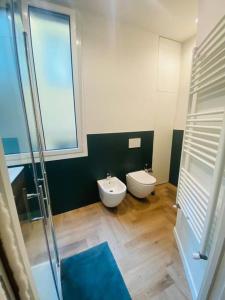 a bathroom with a toilet and a bidet at Nuovissimo trilocale in centro : Ca’ Del Mar in Sanremo