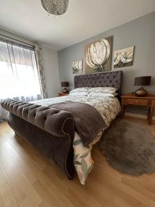 Un dormitorio con una cama grande y una ventana en Coleraine Riverside apartment en Coleraine