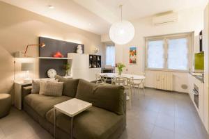 uma sala de estar com um sofá e uma mesa em Luxury Flat Design District em Milão