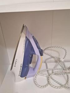 een blauwe en witte telefoon met een ketting op een tafel bij Apartmán H&H na Vysočině in Střítež