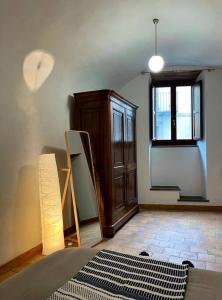Cette chambre comprend une commode et une fenêtre. dans l'établissement Bella Casa Affrescata, à Orvieto