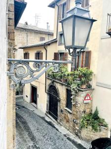 奥维多Bella Casa Affrescata的一条在建筑物旁边拥有街灯的小巷