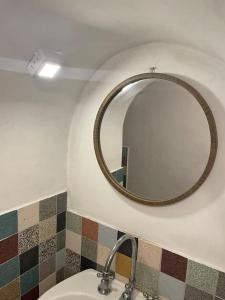 La salle de bains est pourvue d'un miroir et d'un lavabo. dans l'établissement Bella Casa Affrescata, à Orvieto