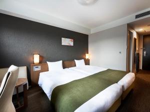 Кровать или кровати в номере Daiwa Roynet Hotel Kyoto Shijo Karasuma