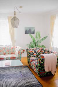 a living room with a couch and a coffee table at Landhaus am Schloss in Schnabelwaid