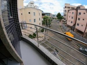 een balkon met uitzicht op een straat en een trein bij TH Flats GV Shopping 301 in Governador Valadares