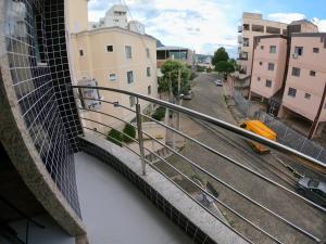 - Balcón con vistas a la calle y tren en TH Flats GV Shopping II, en Governador Valadares