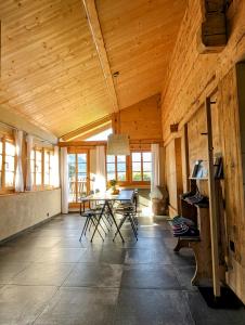 a dining room with a table and chairs in a cabin at Chalet Grittelihus, large bathroom, Lots of living space, nahe Interlaken in Diemtigen