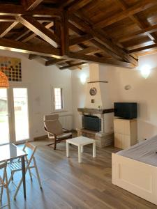 uma grande sala de estar com uma mesa e um sofá em Chalet al Mare em Civitavecchia