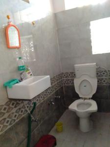 Salle de bains dans l'établissement ANAND HOSTEL