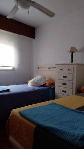 1 Schlafzimmer mit 2 Betten und einer Kommode in der Unterkunft apartamento al mar cullera florazar in Cullera