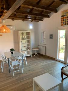 ein Wohnzimmer mit einem Tisch und Stühlen in der Unterkunft Chalet al Mare in Civitavecchia