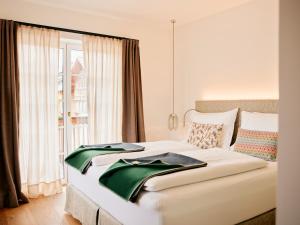 Postel nebo postele na pokoji v ubytování TAUROA Seehotel Grundlsee