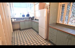 een keuken met een witte koelkast en een raam bij Melton Hill in Townsville