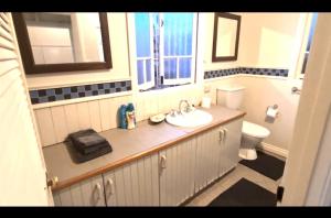 een badkamer met een wastafel en een toilet bij Melton Hill in Townsville