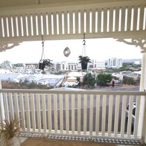 een balkon met uitzicht op het strand en de gebouwen bij Melton Hill in Townsville
