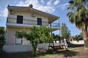 een huis met een schommel ervoor bij Άνετο διαμέρισμα για 4 με θέα in Eretria