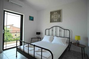 ein Schlafzimmer mit einem Bett und einem großen Fenster in der Unterkunft Άνετο διαμέρισμα για 4 με θέα in Eretria