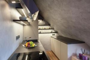 Kitchen o kitchenette sa Apartmán 3kk - 115m2 v klidné lokalitě - Praha 4