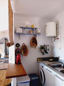 Kuchyň nebo kuchyňský kout v ubytování NIUMAR Acogedor apartamento muy luminoso con terraza