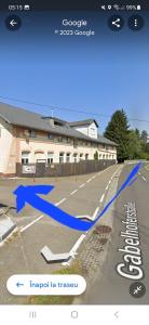 豐斯多夫的住宿－TOP 06，一条带有蓝色箭头的街道的屏蔽