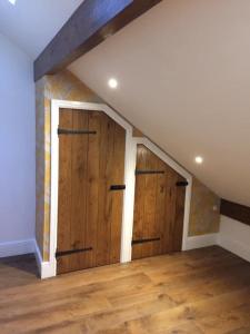 ビュードリーにあるTanners Lodgeの屋根裏の木製ドアが付いた空間