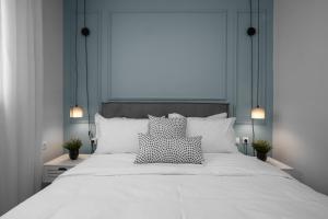 ein Schlafzimmer mit einem weißen Bett mit zwei Kissen in der Unterkunft Feidias Apartment - 1 bedroom in Thessaloniki