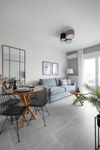 ein Wohnzimmer mit einem Sofa und einem Tisch in der Unterkunft Feidias Apartment - 1 bedroom in Thessaloniki