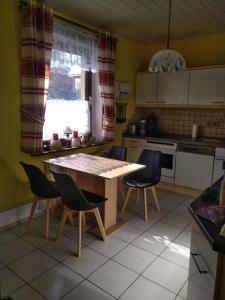 安娜貝格－布赫霍爾茨的住宿－FW-Talblick，厨房配有木桌和椅子