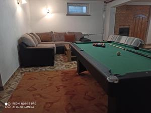 un salon avec une table de billard et un canapé dans l'établissement Helena Gał, à Białka Tatrzańska