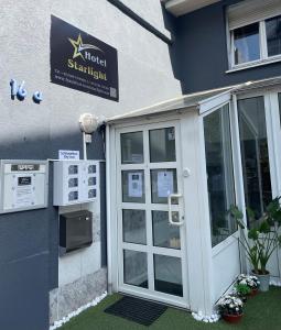 eine Tür zu einem Hotel mit einem Schild darauf in der Unterkunft Hotel Starlight in Frankfurt am Main