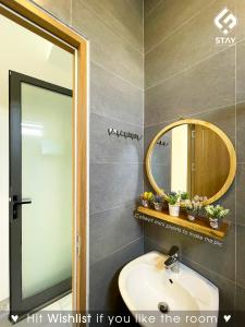 La salle de bains est pourvue d'un lavabo et d'un miroir. dans l'établissement FSTAY - COZY AND PEACEFUL HOMESTAY DA NANG, à Đà Nẵng