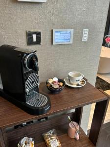 uma máquina de café sentada num balcão com uma chávena de café em Large Luxury appartment em Cobham