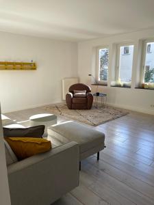 ein Wohnzimmer mit einem Sofa und einem Stuhl in der Unterkunft Haus mit Türmchen in Solingen