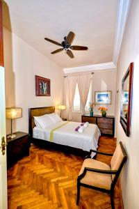 1 dormitorio con 1 cama y ventilador de techo en Large Three Bedroom, Center of Old Town en Dubrovnik