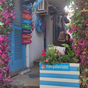 Eine Gruppe von Menschen, die mit Schildern auf einer Straße spazieren in der Unterkunft MAVİ PALAS HOTEL in Büyükada